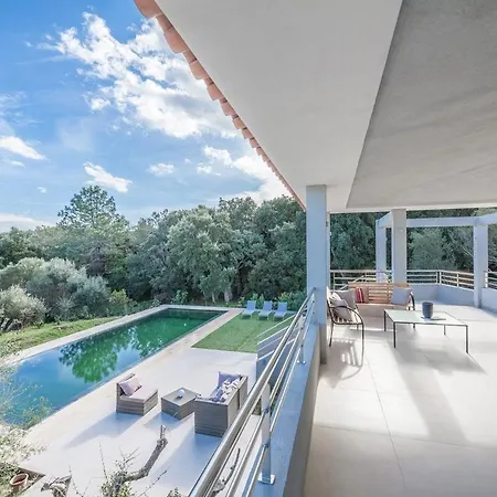 Bianca 350m2, 5 Suites, Sea View Pool