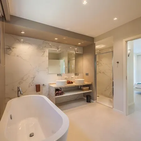 Bianca 350m2, 5 Suites, Sea View Pool *