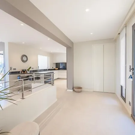 Βίλα Bianca 350m2, 5 Suites, Sea View Pool