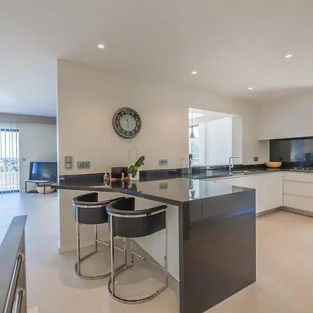 Bianca 350m2, 5 Suites, Sea View Pool