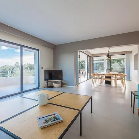 Bianca 350m2, 5 Suites, Sea View Pool